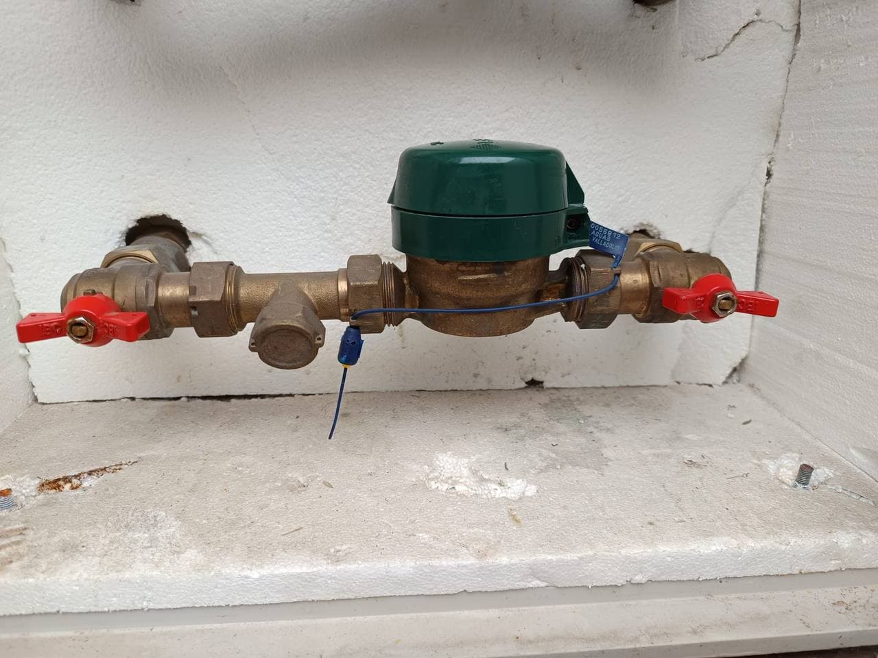 Contador de agua y llaves de corte nuevos instalados