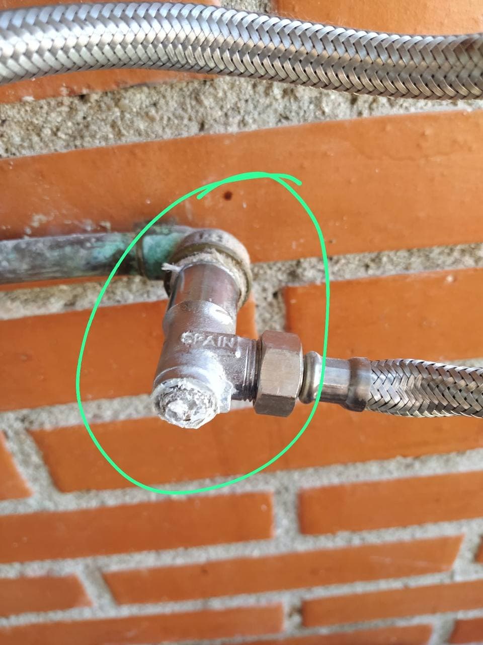 Fuga localizada en llave de paso